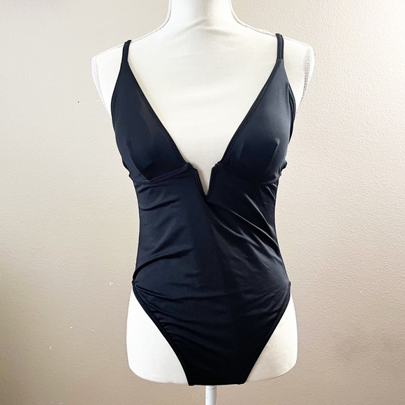 NWT Cupshe Black one piece cross strap deep v-neck swimsuit - Picture 4 of 8